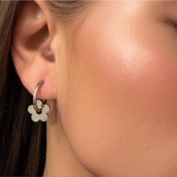 NEW Revolve Silver Flower Clover Huggie Hoop Earrings - Picture 1 of 8